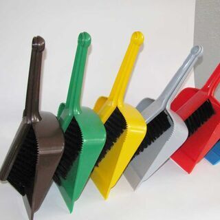 Hand brush with dustpan