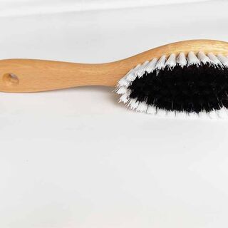 Clothes brush with wooden handle (W)