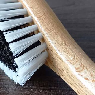 Clothes brush with wooden handle (W)