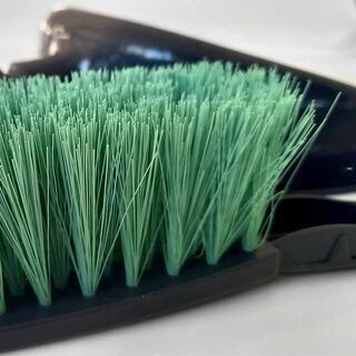 Brush + dustpan with rubber band